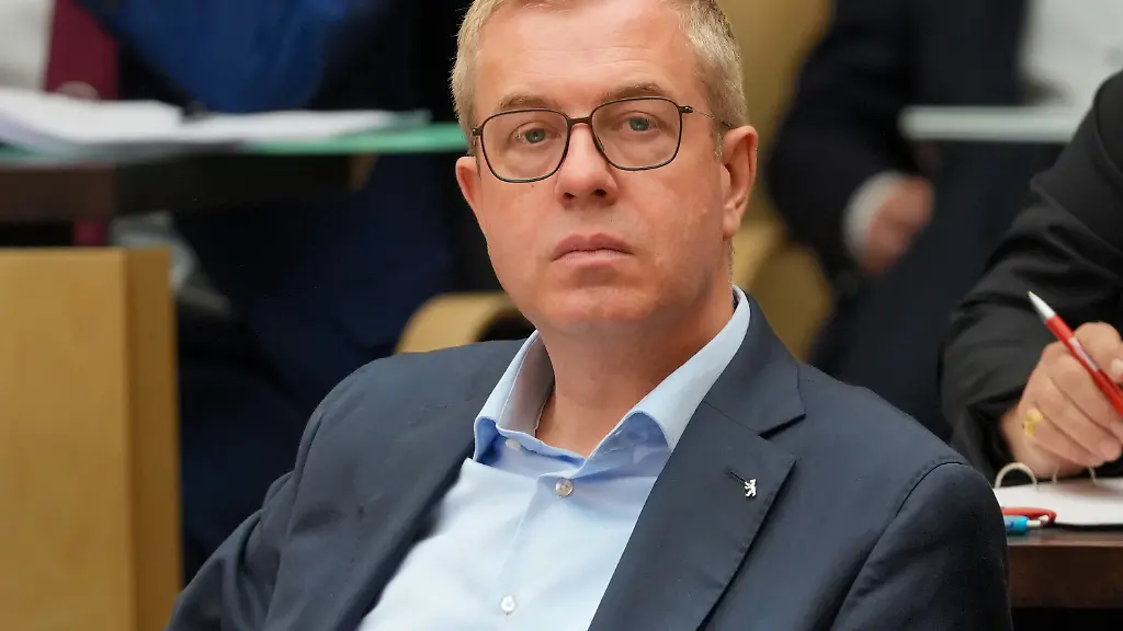 10-07-2026-Berlin-Berlins-Finanzsenator-Stefan-Evers-stellvertretender-Landesvorsitzender-der-CDU-verfolgt-die-Sitzung-des-Bundesrates-der-sich-zu-seiner-letzten-Sitzung-vor-der-Sommerpause-trifft