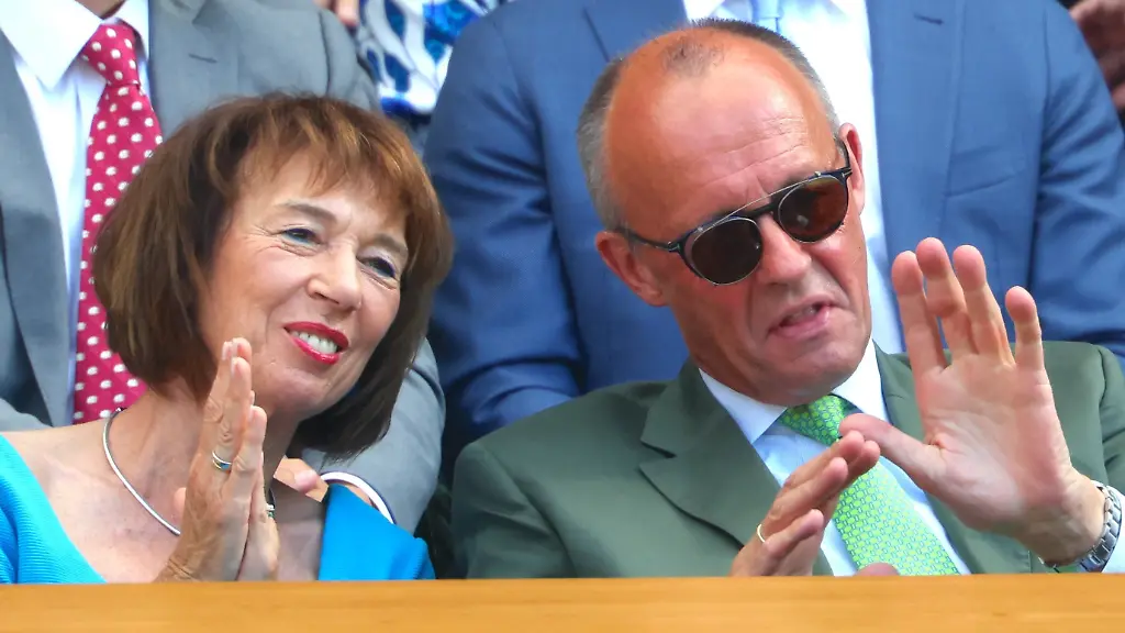 12-07-2026-Grossbritannien-London-Tennis-Grand-Slam-ATP-Tour-Wimbledon-Einzel-Maenner-Finale-Sinner-Italien-Zverev-Deutschland-Bundeskanzler-Friedrich-Merz-CDU-reagiert-neben-seiner-Frau-Charlotte-Merz-in-der-Royal-Box