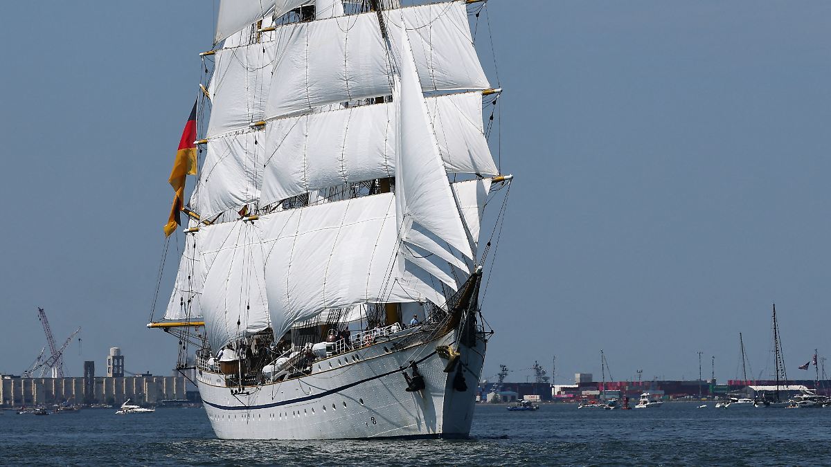 Erster-Wettbewerb-seit-50-Jahren-Gorch-Fock-gewinnt-historisches-Rennen-gegen-Schwesterschiffe