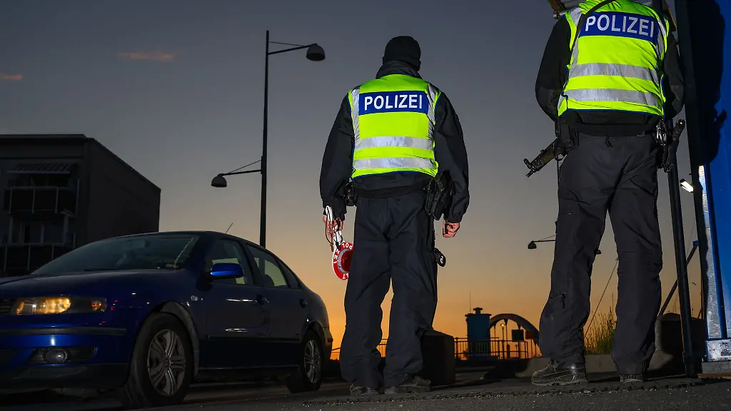 Bundespolizisten-bei-der-Kontrolle-an-der-Grenze-zwischen-Deutschland-und-Polen