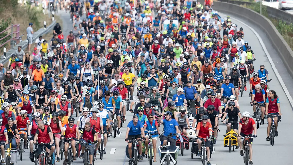 Die-Unterschriften-fuer-die-Initiative-wurden-im-Sommer-2022-mit-einem-spektakulaeren-Fahrradkorso-ueber-die-Autobahn-66-nach-Wiesbaden-gebracht