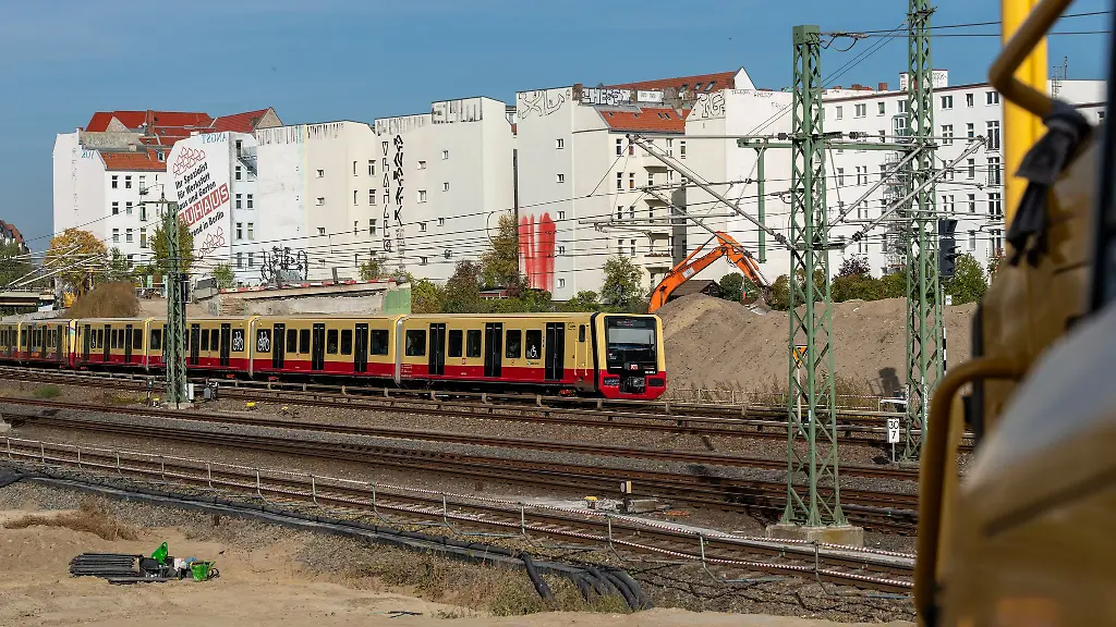 Auf-der-A100-im-Berliner-Westen-werden-derzeit-die-Westend-und-die-Ringbahnbruecke-neu-gebaut