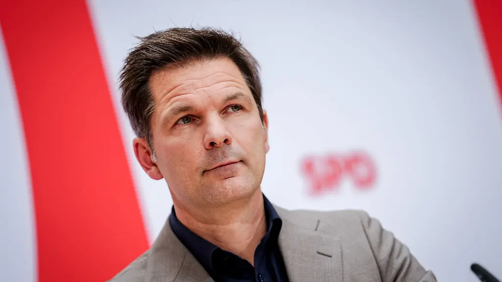 Steffen-Krach-ist-seit-2021-Regionspraesident-in-Hannover-Fuer-seinen-Wahlkampf-hat-er-sich-beurlauben-lassen