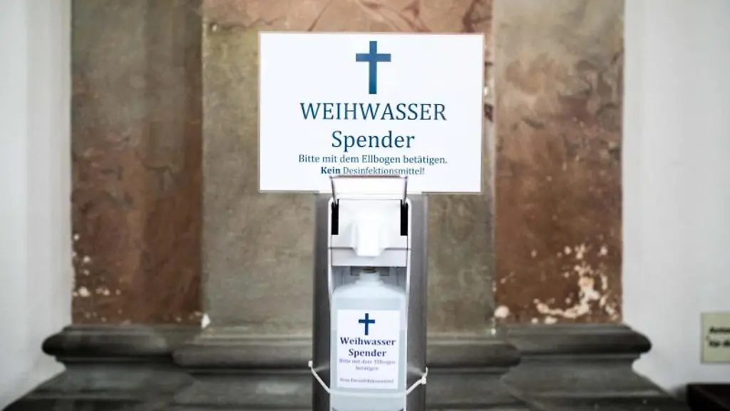 Ein-Spender-mit-Weihwasser-steht-in-der-Wallfahrtskirche-Basilika-Birnau