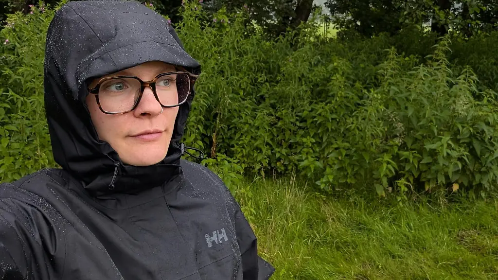 Die-Helly-Hansen-Regenjacke-ist-ein-praktischer-Begleiter-bei-Sommerregen-in-Nord-Deutschland