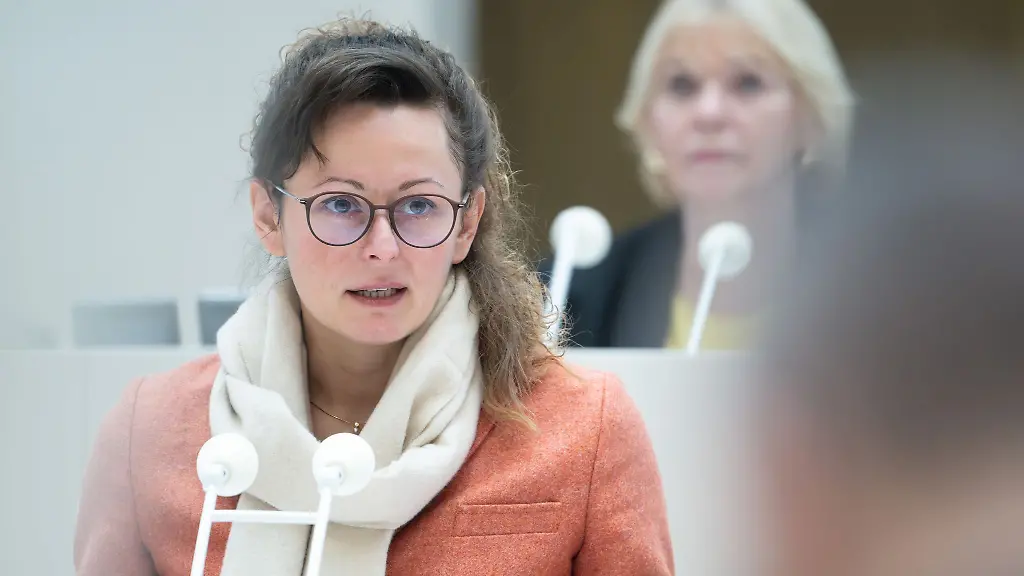 Ihr-letzter-Jagdausflug-liegt-zwei-Jahre-zurueck-sagt-Ministerin-Hanka-Mittelstaedt-links