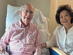Bekannter US-Senator stürzte: Mitch McConnell beendet wilde Gerüchte über seine Gesundheit