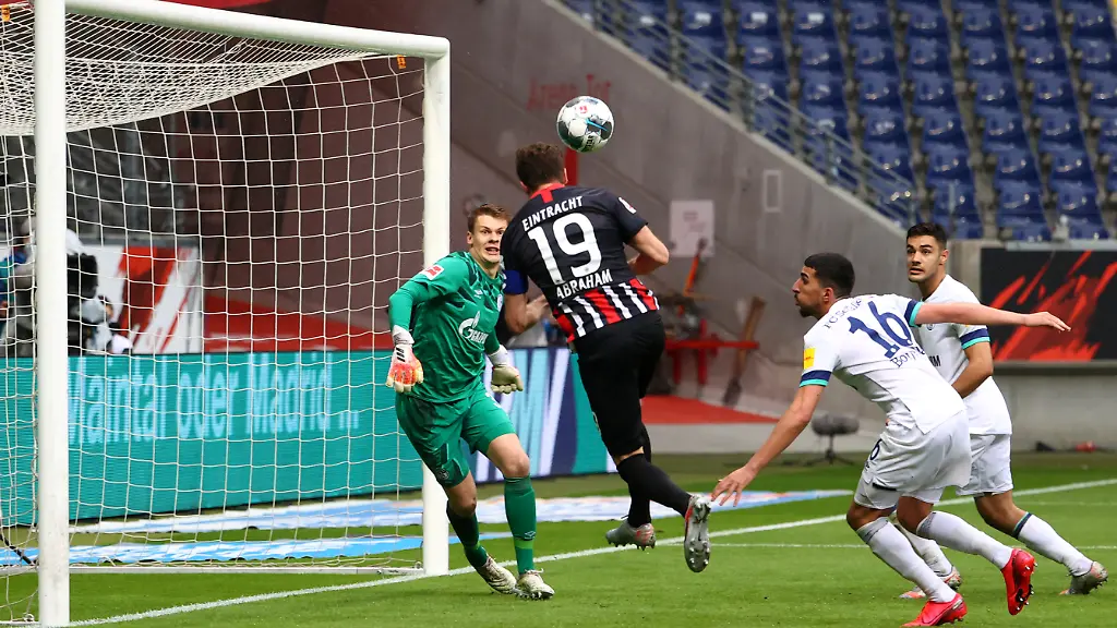 2020-06-17T174053Z-1643408241-RC25BH9TPSUB-RTRMADP-3-SOCCER-GERMANY-SGE-S04-REPORT