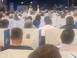 Weidel "findet das nicht gut": Gewaltvorwurf, Drohungen und Mittelfinger bei AfD-Parteitag in NRW