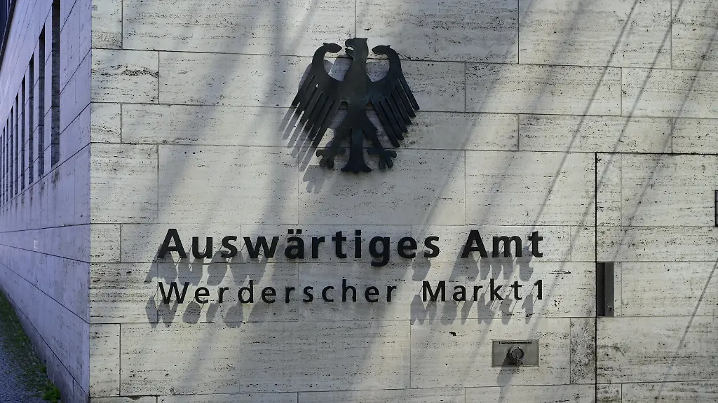 Das-Auswaertige-Amt-AA-vereinzelt-auch-Aussenamt-oder-Bundesministerium-des-Auswaertigen-genannt-ist-eines-der-Ministerien-der-Bundesrepublik-Deutschland-und-als-solches-eine-oberste-Bundesbehoerde-Es-hat-seinen-Hauptsitz-in-Berlin-und-einen-Nebensitz-in-der-Bundesstadt-Bonn-Es-ist-die-Zentrale-des-Auswaertigen-Dienstes-und-zustaendig-fuer-die-deutsche-Aussen-sowie-Europapolitik-Seine-Bezeichnung-geht-zurueck-auf-den-seit-dem-Norddeutschen-Bund-1870-und-dem-Deutschen-Kaiserreich-1871-traditionellen-Namen-fuer-das-deutsche-Aussenministerium-Leiter-des-Auswaertigen-Amtes-ist-der-Bundesminister-des-Auswaertigen-Amtsinhaber-ist-seit-dem-6-Mai-2025-Johann-Wadephul-CDU-im-Kabinett-Merz-Berlin-02-07