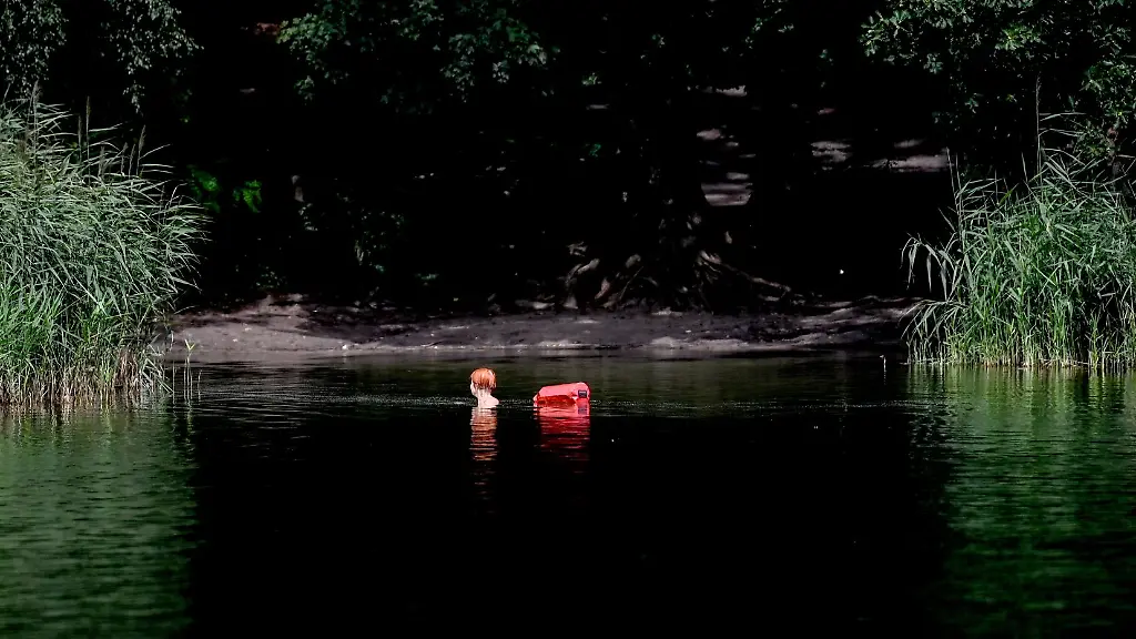 Mit-Hilfe-einer-Rettungsboje-haben-drei-Ersthelfer-eine-Schwimmerin-in-Not-aus-einem-See-gezogen
