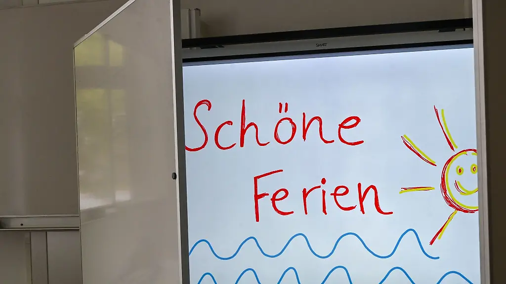 Ein-Feriengruss-von-der-CDU-Fraktion-hat-fuer-Lacher-gesorgt