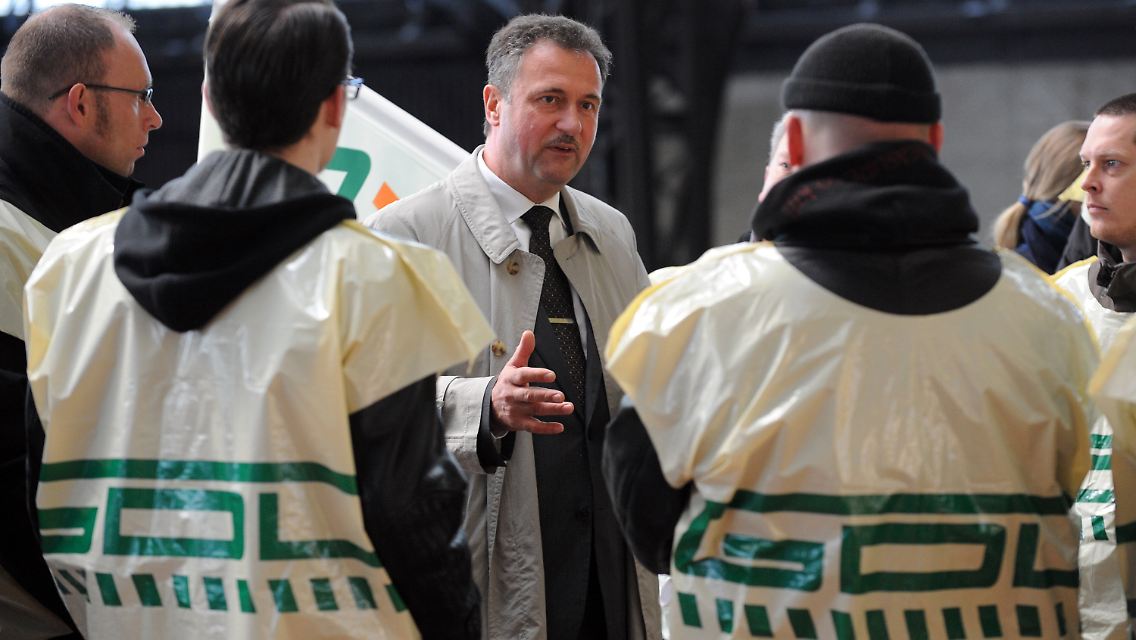 Claus Weselsky mit streikenden Lokführern in Hamburg.