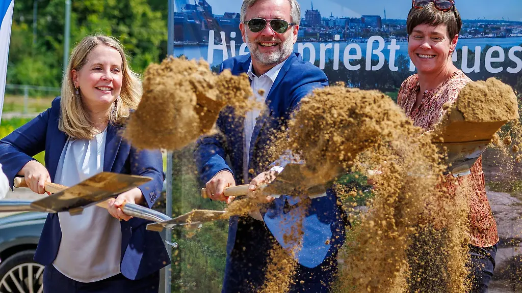 Die-Erschliessungsarbeiten-fuer-das-neue-Wohngebiet-WarnowQuartier-haben-mit-dem-symbolischen-ersten-Spatenstich-begonnen