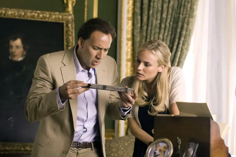 Nicolas-Cage-l-als-Benjamin-Franklin-Gates-haelt-einen-Gegenstand-in-seinen-Haenden-den-er-zusammen-mit-Diane-Kruger-die-die-Abigail-Chase-spielt-begutachtet-undatierte-Filmszene-Der-Film-Das-Vermaechtnis-des-geheimen-Buches-erzaehlt-die-Geschichte-von-Benjamin-Franklin-Gates-der-erfaehrt-dass-sein-eigener-Urahne-am-Anschlag-auf-Abraham-Lincoln-beteiligt-war-Er-reist-um-die-ganze-Welt-auf-die-Suche-nach-den-18-fehlenden-Seiten-aus-dem-Tagebuch-von-Lincoln-Attentaeter-John-Wilkes-Booth-Der-Film-kommt-am-24-Januar-in-die-deutschen-Kinos