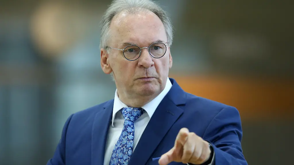 Er-hat-unterschrieben-aber-keine-Mehrheit-fuer-einen-hoeheren-Rundfunkbeitrag-Sachsen-Anhalts-Ministerpraesident-Haseloff