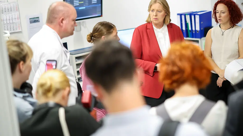 In-der-Notaufnahme-informierte-sich-Arbeitsministerin-Baerbel-Bas-ueber-die-baulichen-Veraenderungen-die-den-Arbeitsplatz-Klinik-sicherer-machen-sollen