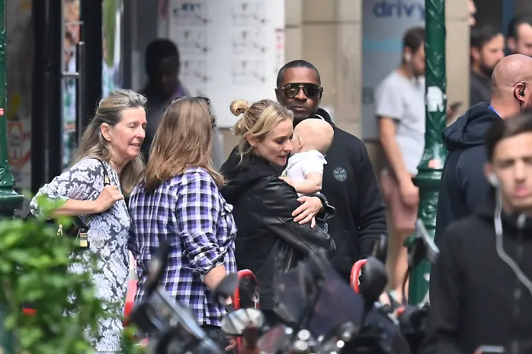 Exclusif-No-Credit-BI-Diane-Kruger-et-sa-fille-sur-le-tournage-du-film-355-a-Paris-le-15-Juillet-2019-Merci-de-flouter-le-visage-des-enfants-avant-parution-Exclusive-No-Credit-BI-for-Germany-please-call-for-price-No-Web-Belgique-Suisse-Diane-Kruger-and-her-daughter-on-set-of-the-movie-355-in-Paris-July-15th-2019