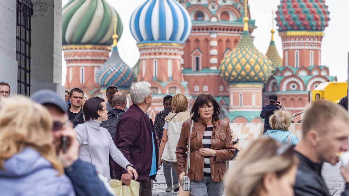 Russians distrust the Kremlin: Will the Iron Curtain soon close again?