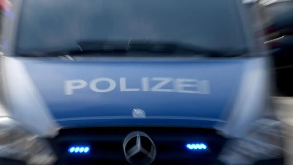 Ein-Polizeiwagen-mit-eingeschaltetem-Blaulicht