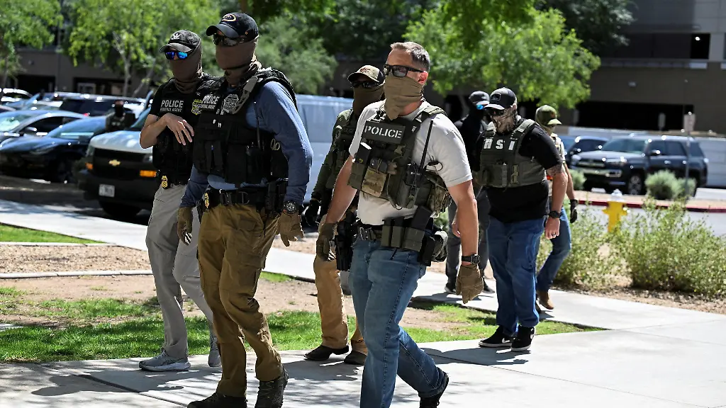 2026-07-02T162501Z_63059014_RC2MMEARAF3S_RTRMADP_3_USA-TRUMP-POLICE-MASKS