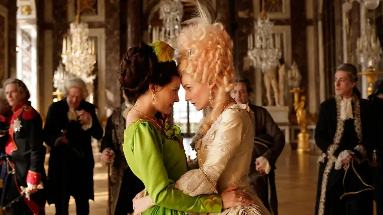 HANDOUT-Diane-Kruger-r-als-Marie-Antoinette-und-Virginie-Ledoyen-als-Gabrielle-de-Polignac-in-einer-Szene-des-Kinofilms-Leb-wohl-meine-Koenigin-undatierte-Filmszene-Der-Historien-Film-kommt-am-Donnerstag-31-05-2012-in-die-deutschen-Kinos-Foto-capelight-pictures-zu-dpa-Kinostarts-vom-24-05