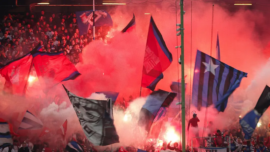 Der-Hamburger-SV-muss-eine-hohe-Geldstrafe-fuer-das-Abbrennen-von-Pyrotechnik-durch-seine-Fans-zahlen