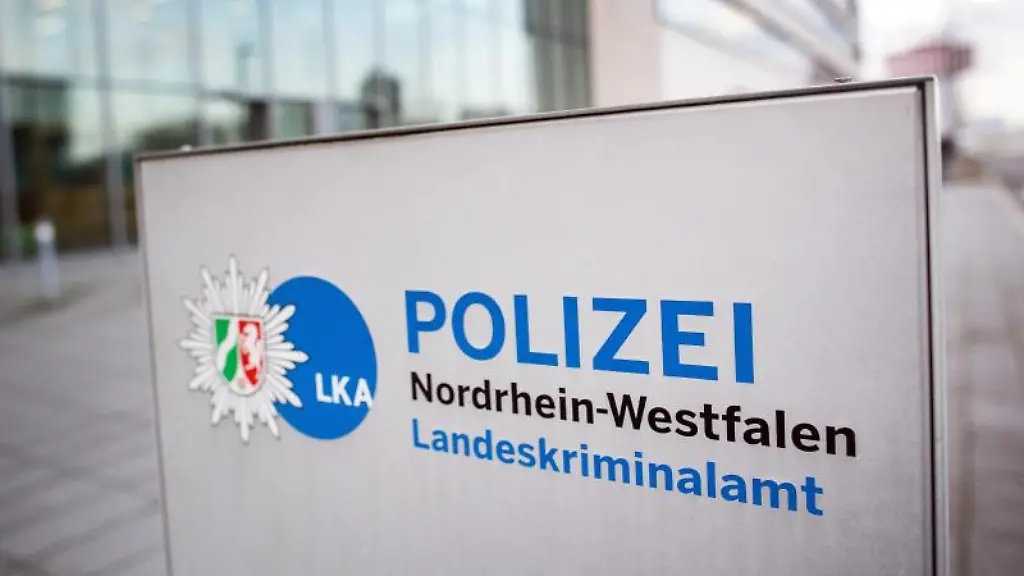 Ein-Schild-weist-auf-das-Landeskriminalamt-Nordrhein-Westfalen-hin