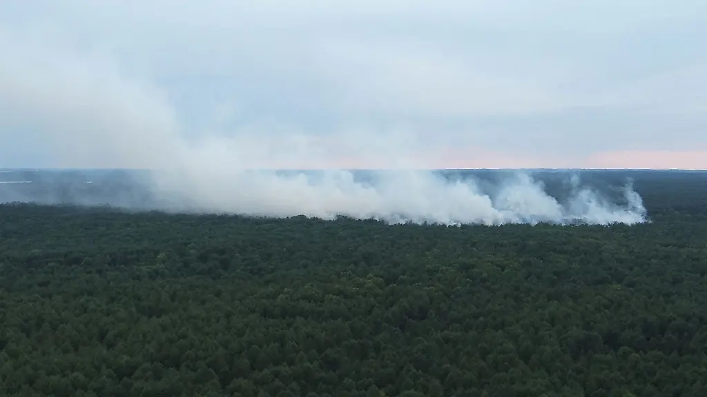 Der-Brand-im-Mueritz-Nationalpark-hat-sich-in-der-Nacht-auf-rund-155-000-Quadratmeter-ausgeweitet