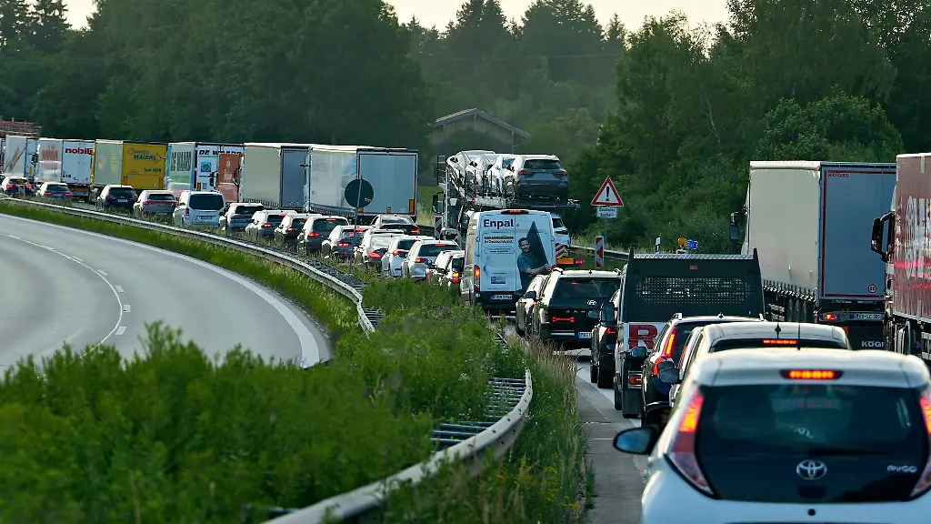 Stillstand-auf-der-A-8-in-Bayern-Bei-hohem-Verkehrsaufkommen-steigt-das-Risiko-von-Staus