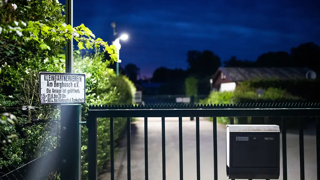 Eine-Videoueberwachungsanlage-steht-am-Eingangstor-der-Kleingartenanlage-in-der-sich-die-mittlerweile-abgerissene-Gartenlaube-befand