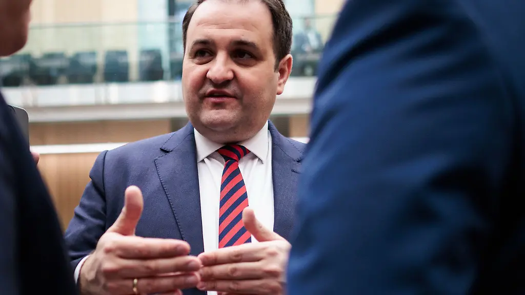 NRW-Europaminister-Liminski-hat-Sorge-vor-der-politischen-Situation-in-Frankreich