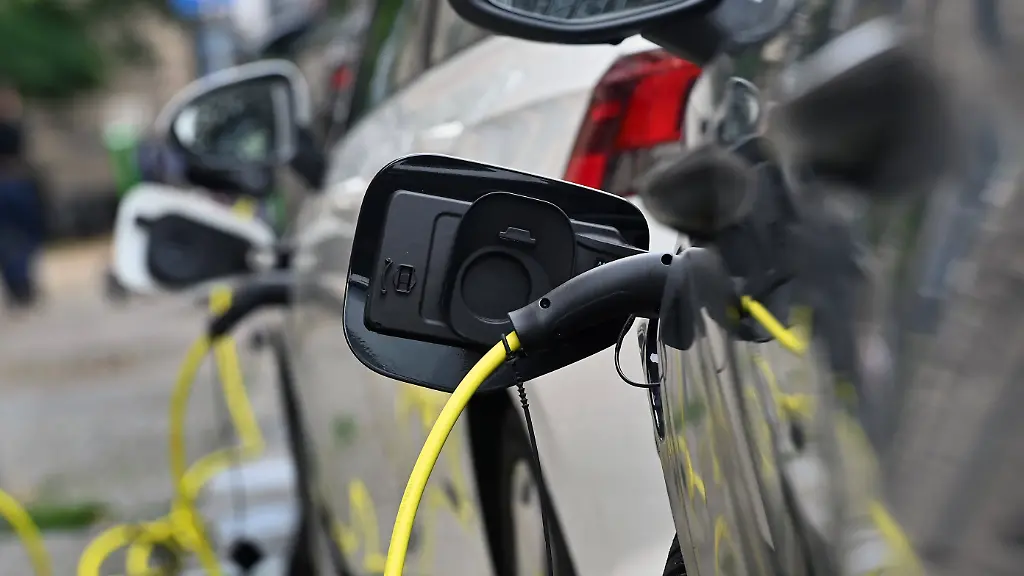 E-Autos-gelten-als-Zukunft-der-individuellen-Mobilitaet-Das-Laden-der-modernen-Gefaehrte-muss-aber-nicht-zwingend-guenstiger-sein-als-das-Tanken-eines-Verbrenners-Wir-klaeren-was-E-Mobilitaet-derzeit-kostet