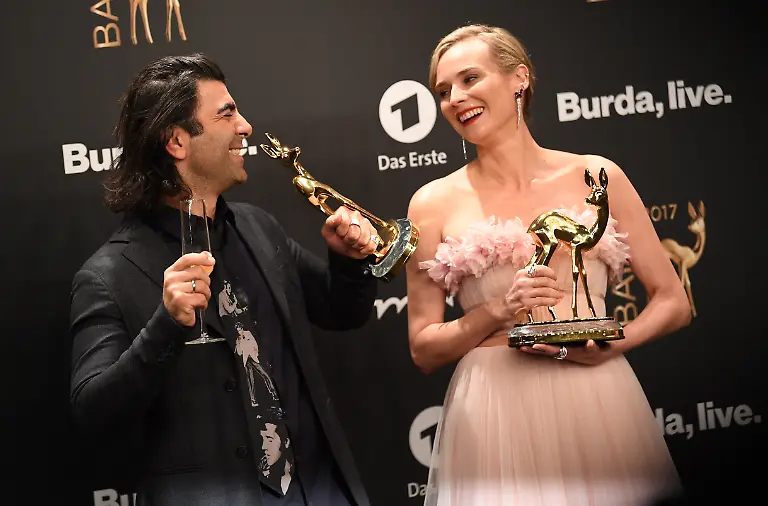 Die-Preistraeger-Diane-Kruger-und-Fatih-Akin-praesentieren-am-16-11-2017-in-Berlin-den-Bambi-in-der-Kategorie-Sonderpreis-der-Jury-fuer-den-Film-Aus-dem-Nichts