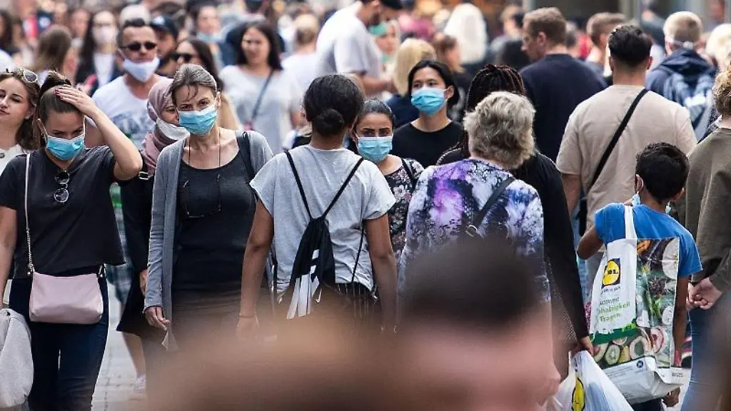 Passanten-sind-auf-einer-Einkaufspassage-unterwegs