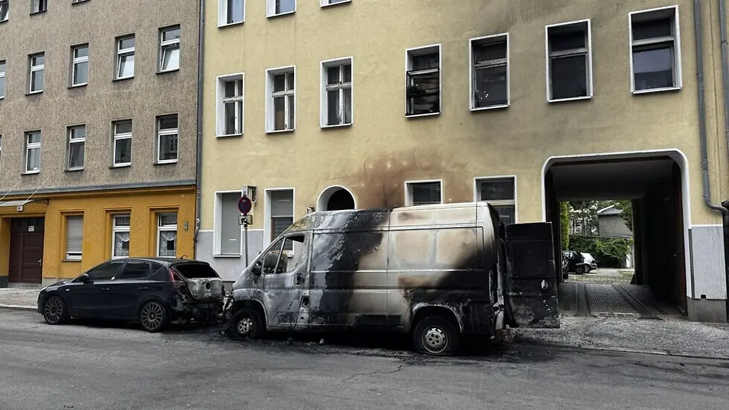 Beim-Brand-eines-Kleintransporters-ist-die-Fassade-eines-Hauses-in-Spandau-beschaedigt-worden