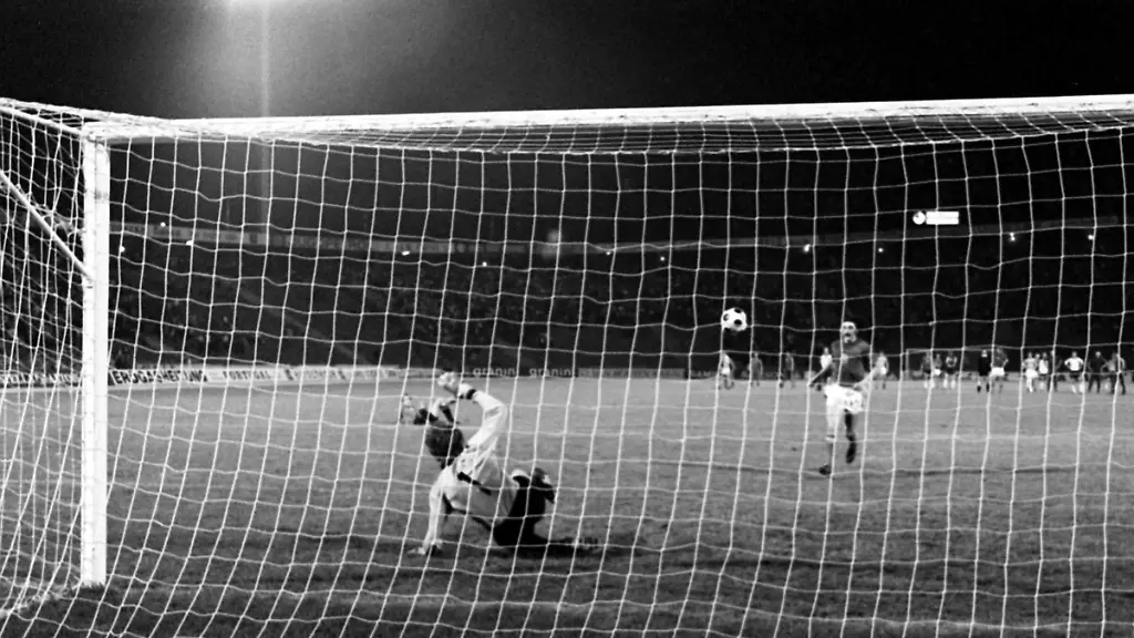 Der-entscheidende-Schuss-im-Elfmeter-Duell-in-Belgrad-Europameisterschaftsfinale-Deutschland-BRD-CSSR-Torhueter-Sepp-Maier-vorn-und-Antonin-Panenka-20-Juni-1976