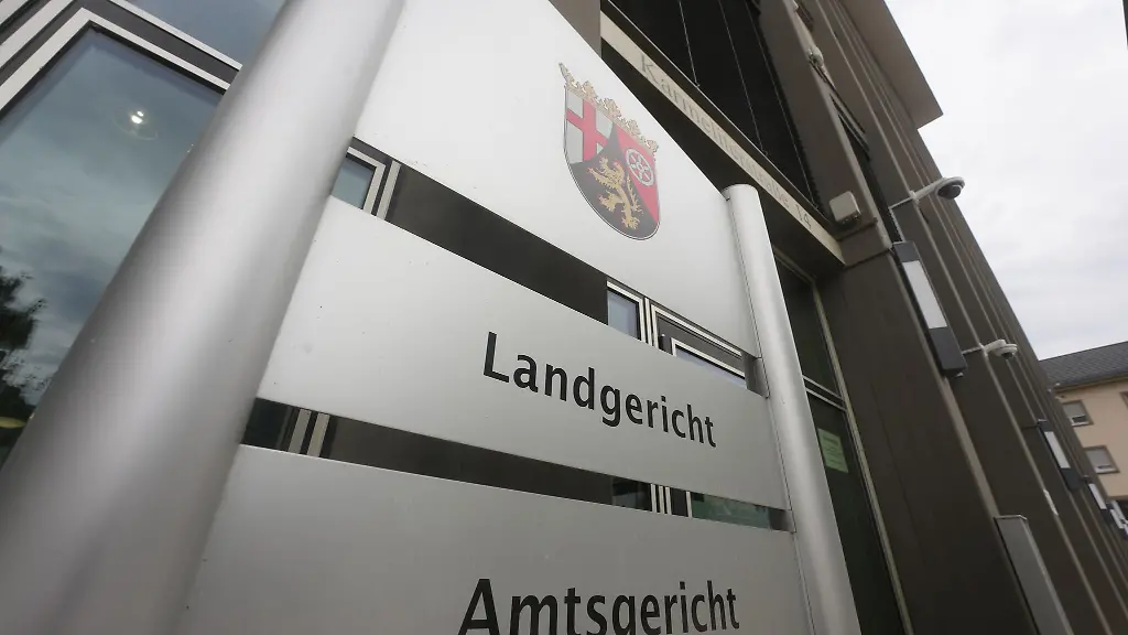 Das-Landgericht-Koblenz-urteilt-Eine-Made-im-Essen-und-Rutschen-Beschraenkungen-gelten-laut-Gericht-nicht-als-Reisemangel-Nur-fuer-fehlende-Reiseleitung-gibt-es-eine-Entschaedigung