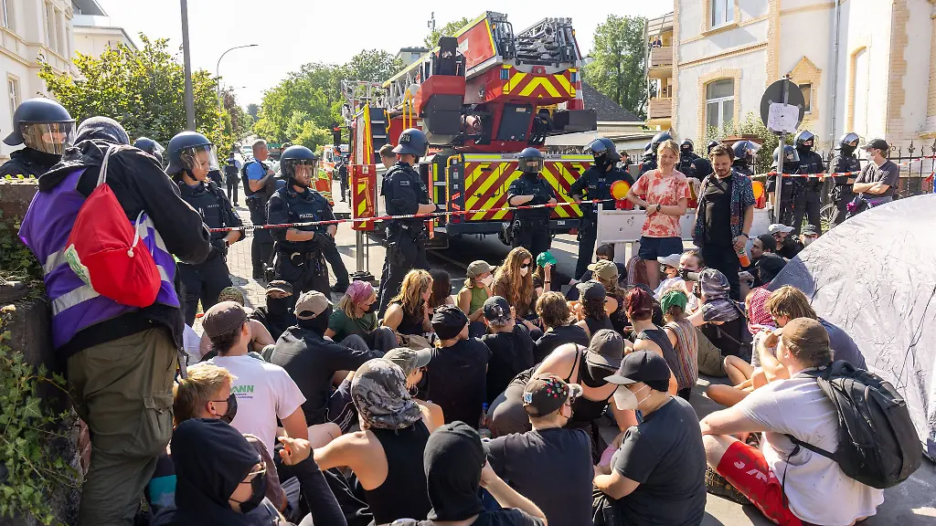 Nach-der-Raeumung-eines-besetzten-Uni-Gebaeudes-in-Giessen-wirft-Hessens-Innenminister-Roman-Poseck-CDU-den-Besetzern-ein-verantwortungsloses-Vorgehen-vor