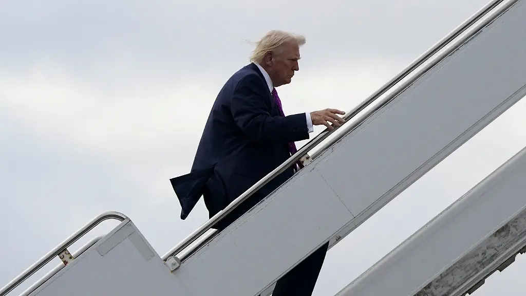 2026-07-09T141008Z_2067198641_RC2NEKAM50L1_RTRMADP_3_USA-TRUMP-AIRPORT