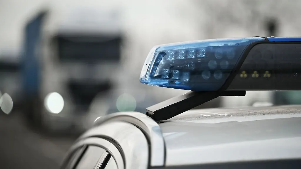 Ein-auffaelliger-Lkw-auf-der-A20-hat-andere-Verkehrsteilenehmer-auf-Trab-gehalten