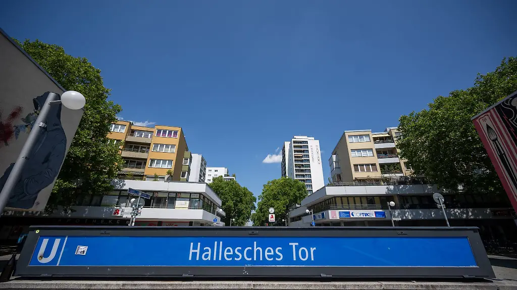 Der-Eingang-zum-U-Bahnhof-Hallesches-Tor