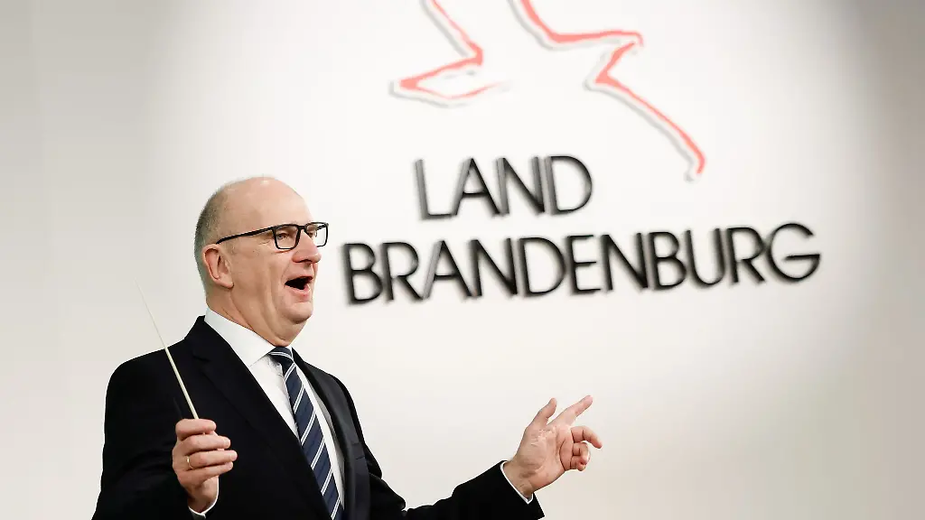 Brandenburgs-Ministerpraesident-Dietmar-Woidke-SPD-praesentiert-sich-mitunter-auch-als-Saenger-oder-Dirigent