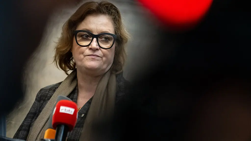 Berlins-Wissenschaftssenatorin-Ina-Czyborra-SPD-sieht-in-Forschung-und-Wissenschaft-noch-Nachholbedarf-bei-der-Gleichstellung-von-Frauen