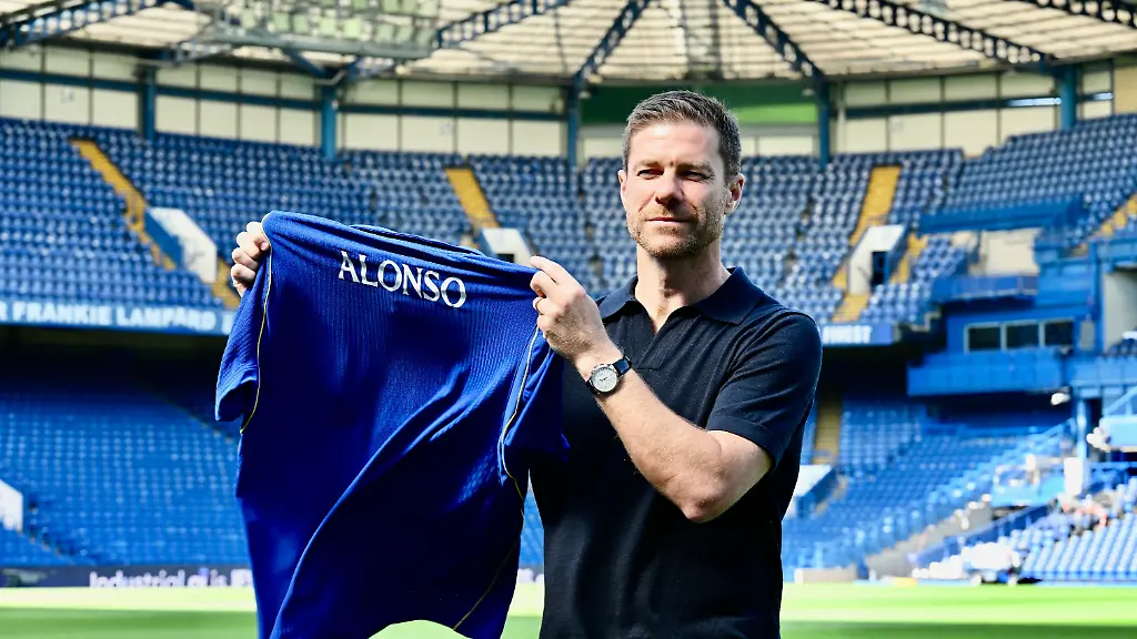 London-UK-Media-Conference-and-Photocall-to-unveil-new-Chelsea-FC-manager-Xabi-Alonso-The-Drake-Suite-Stamford-Bridge
