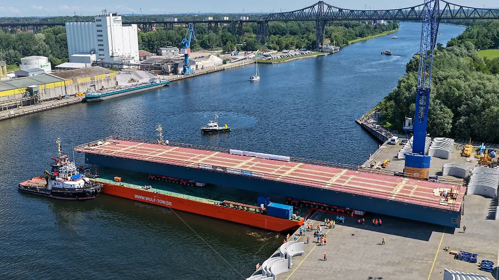 Das-Mittelteil-der-neuen-Rader-Hochbruecke-wurde-auf-einen-Ponto-verladen