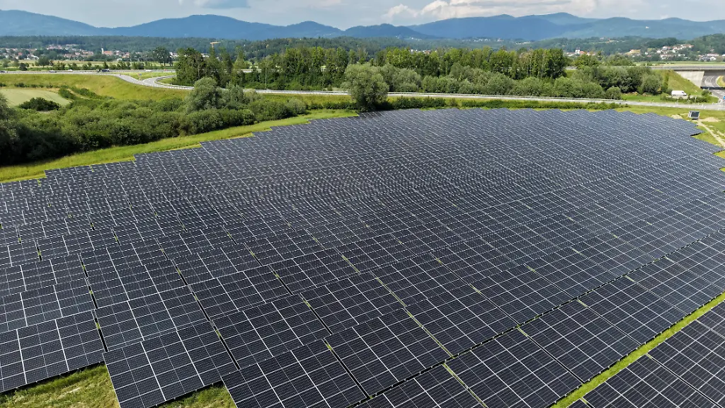 Solar-power-GERMANY-Bavaria-Photovoltaic-solar-field-DEUTSCHLAND-Bayern-Ort-Kiefernholz-bei-Regensburg-Photovoltaik-Freiflaechenanlage-Bayern-Deutschland