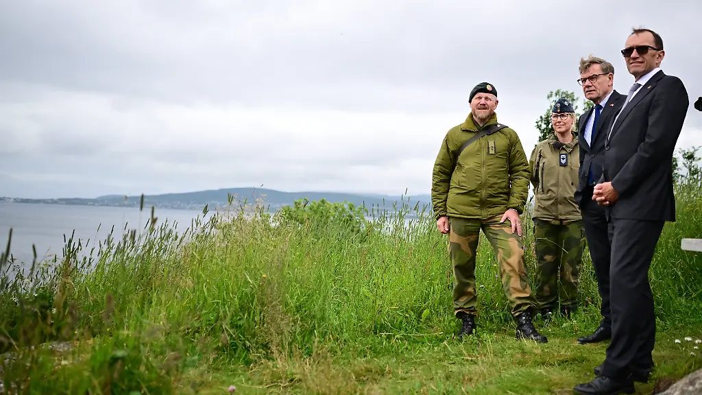 Johann-Wadephul-CDU-2-v-r-r-Bundesaussenminister-und-auf-Espen-Barth-Eide-Aussenminister-von-Norwegen-stehen-am-Saltstraumen-dem-staerksten-Gezeitenstrom-der-Welt-Wadephul-besucht-am-Dienstag-die-Region-Bodø