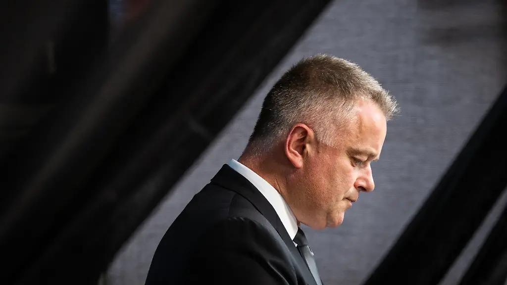 Gordon-Schnieder-CDU-Ministerpraesident-von-Rheinland-Pfalz-steht-bei-der-zentralen-Gedenkveranstaltung-zum-fuenften-Jahrestag-der-Flutkatastrophe-im-Ahrtal-auf-dem-Marktplatz-auf-der-Buehne-Die-Flut-in-der-Nacht-vom-14-auf-den-15-Juli-2021-in-Rheinland-Pfalz-und-Nordrhein-Westfalen-war-eine-der-verheerendsten-Naturkatastrophen-in-der-juengeren-deutschen-Geschichte