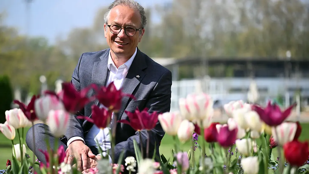 Buergermeister-Reiner-Breuer-SPD-sitzt-auf-dem-Gelaende-der-Landesgartenschau-zwischen-den-Blumen